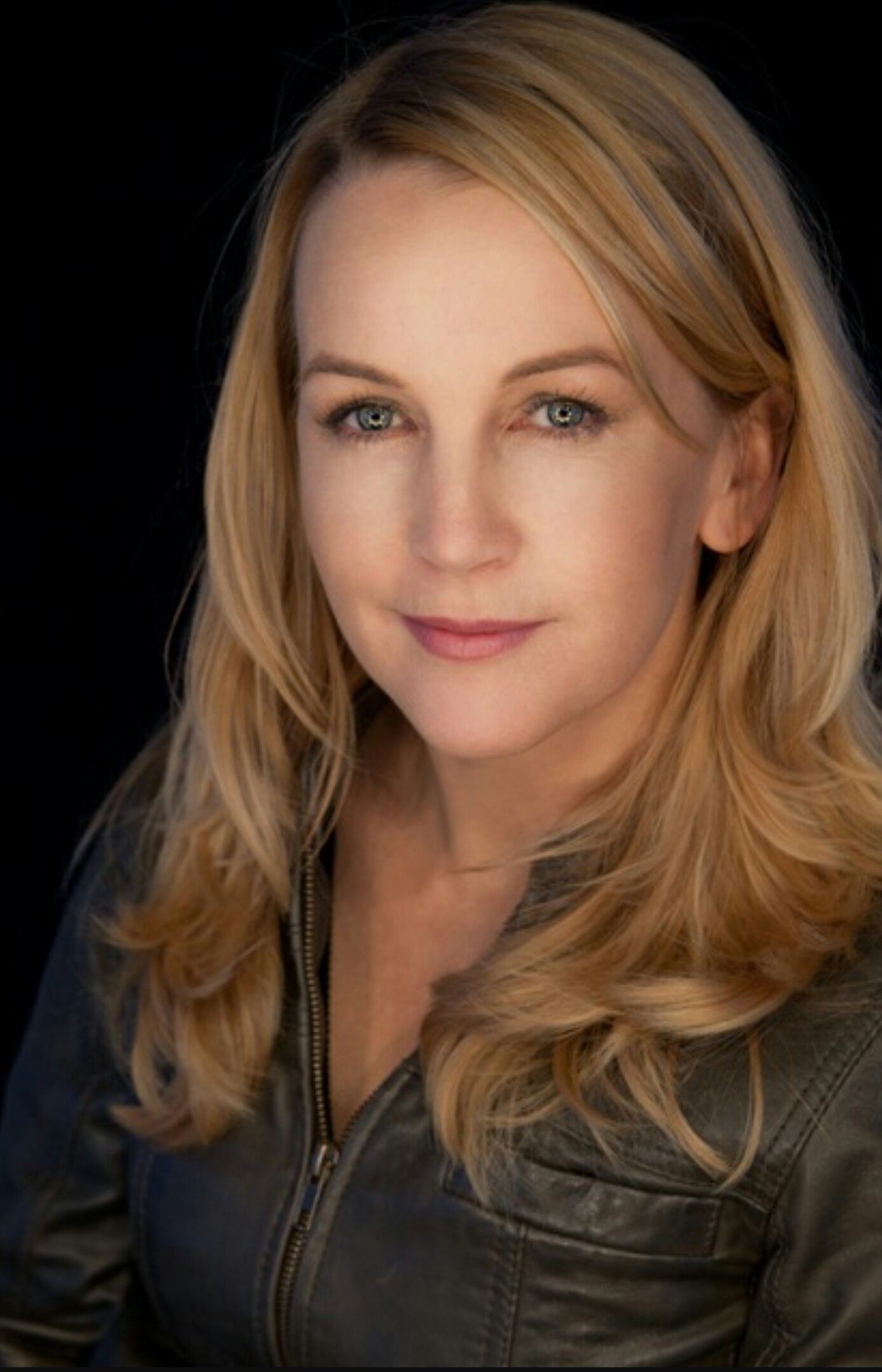 How tall is Renee O'Connor?